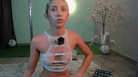 Snapshot of angelbae_ chatting on June 11, 12:32 am AngelBae online show from June 11, 12:32 am