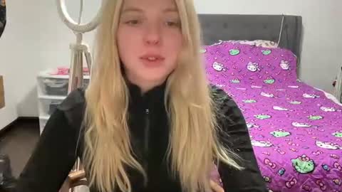 Snapshot of angelgrl444 chatting on November 11, 7:19 am Princess Peach online show from November 11, 7:19 am