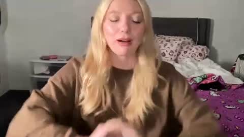 Snapshot of angelgrl444 chatting on November 12, 5:19 am Princess Peach online show from November 12, 5:19 am