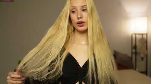 Snapshot of angelic_lynn chatting on December 1, 11:26 am angelic_lynn online show from December 1, 11:26 am