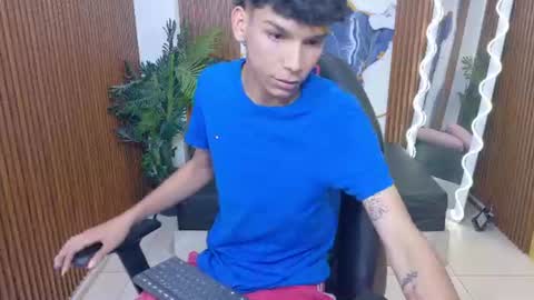 Snapshot of angelic_tay chatting on July 10, 11:40 pm angelic_tay online show from July 10, 11:40 pm