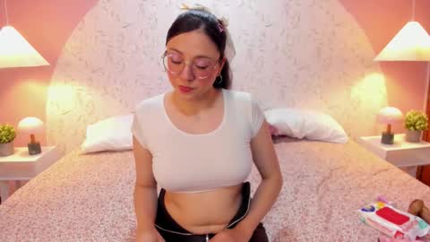 Snapshot of angelie_rosebrm chatting on February 24, 1:03 am Angelica online show from February 24, 1:03 am