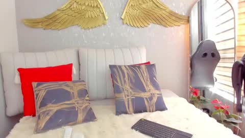 Snapshot of angelina_ruspoli chatting on February 22, 6:28 pm Angelina online show from February 22, 6:28 pm