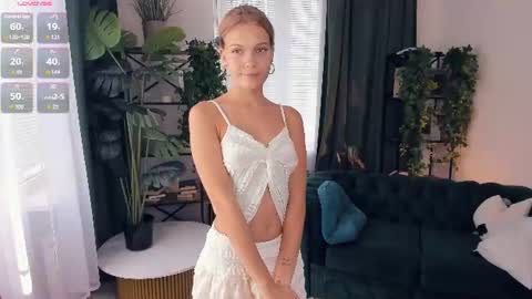 Snapshot of angelinahass chatting on August 1, 9:08 am Alice WOW online show from August 1, 9:08 am