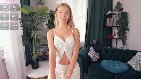 Snapshot of angelinahass chatting on August 8, 8:49 am Alice WOW online show from August 8, 8:49 am
