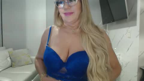 angelinna_12 online show from January 12, 5:01 am