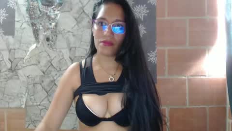 Snapshot of angelitaa_hot chatting on February 4, 9:10 pm angela online show from February 4, 9:10 pm