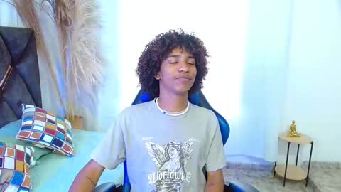 Snapshot of angell18_ chatting on December 13, 8:58 pm Angel online show from December 13, 8:58 pm