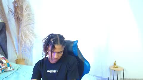 Snapshot of angell18_ chatting on December 16, 8:25 pm Angel online show from December 16, 8:25 pm