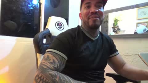 Snapshot of angellatino0 chatting on January 6, 2:15 am angellatino0 online show from January 6, 2:15 am