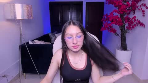 Snapshot of angie_smith_x chatting on February 25, 3:05 am angie_smith_x online show from February 25, 3:05 am