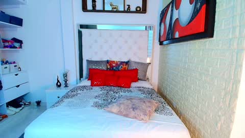 laura  online show from October 25, 12:18 am