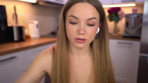 Im Anita thumb up me please its important online show from April 3, 7:23 pm