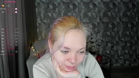 Snapshot of anna_aaaa chatting on December 22, 8:33 am Anna online show from December 22, 8:33 am