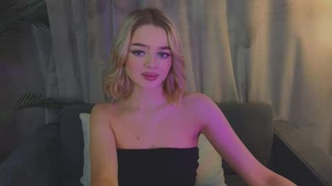 Snapshot of anna_nickol chatting on November 18, 4:55 pm Anna online show from November 18, 4:55 pm