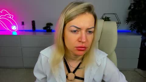 anna_snow9 online show from November 5, 6:35 am