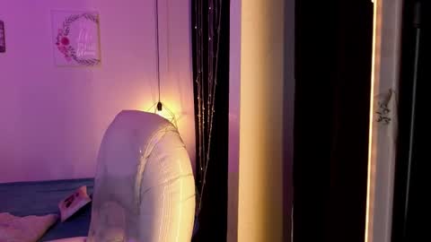 Annie And Ryan  online show from January 18, 3:43 am