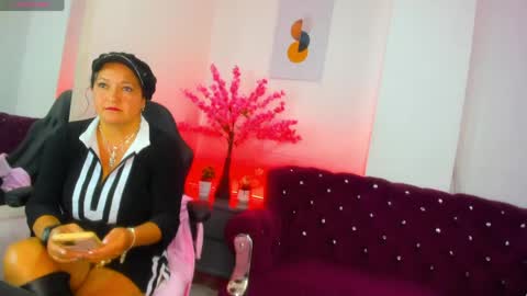 annie_carterr_ online show from May 16, 12:48 pm