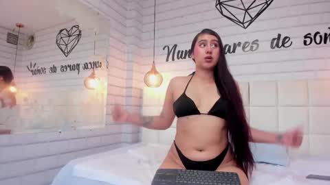 Snapshot of annie_cute18 chatting on November 5, 6:30 pm annie_cute18 online show from November 5, 6:30 pm