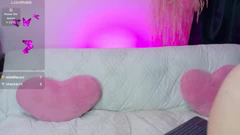 annie_loff online show from March 19, 11:42 pm