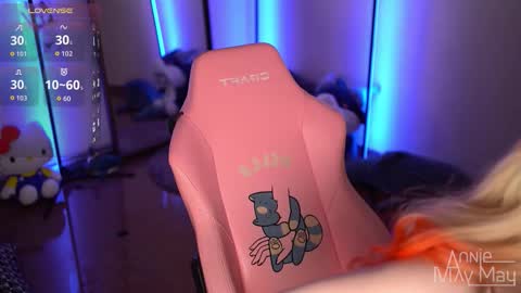 Snapshot of annie_may_may chatting on November 2, 1:13 pm Annie May online show from November 2, 1:13 pm