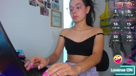 Snapshot of annie_rosse1017 chatting on November 24, 10:53 pm annie_rosse1017 online show from November 24, 10:53 pm