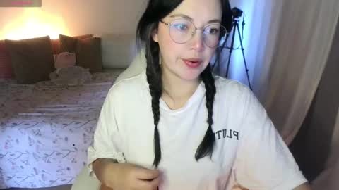 LAURA - A n n i e  S w a n online show from October 5, 12:47 pm