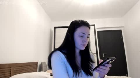 Snapshot of annieamy chatting on February 4, 6:25 pm Annie online show from February 4, 6:25 pm