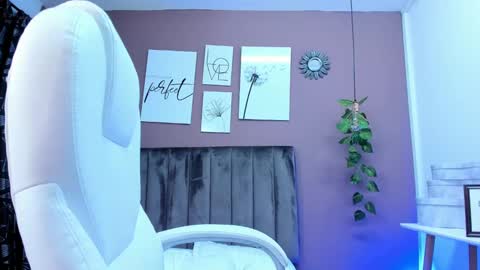 anniemayerx online show from December 2, 1:24 pm