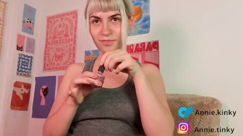 annietinky online show from April 9, 1:49 am