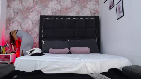 Anniieleonhart online show from February 26, 8:33 pm