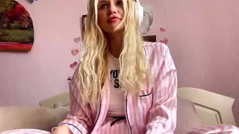 Snapshot of annrosy chatting on June 19, 7:34 am Hello my name is Kate online show from June 19, 7:34 am