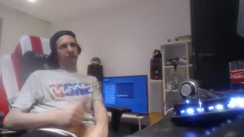 LoyalDog online show from March 31, 6:08 pm