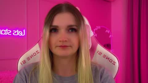 annyraii online show from February 6, 6:33 pm