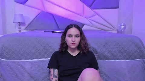 Snapshot of annythomsonn chatting on December 1, 11:47 pm AnnyT online show from December 1, 11:47 pm