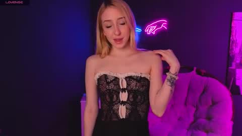 Snapshot of anora_babe chatting on March 28, 2:49 pm Anora Babe online show from March 28, 2:49 pm