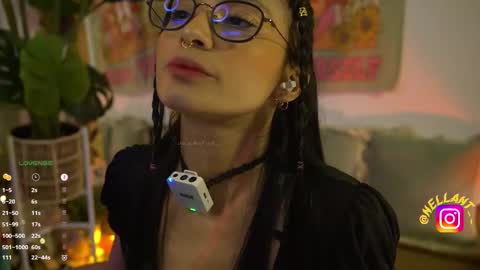 Snapshot of antonella_maitt chatting on November 8, 4:01 am Nell. online show from November 8, 4:01 am