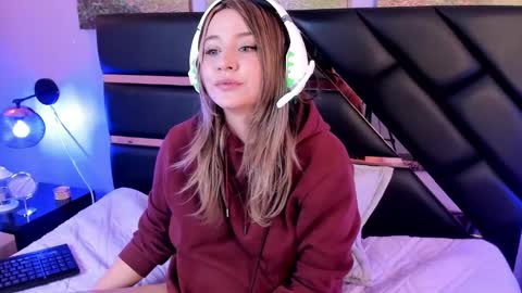 Snapshot of antonellalove_ chatting on December 10, 9:11 pm My name is Andrea thumb up me please its important online show from December 10, 9:11 pm