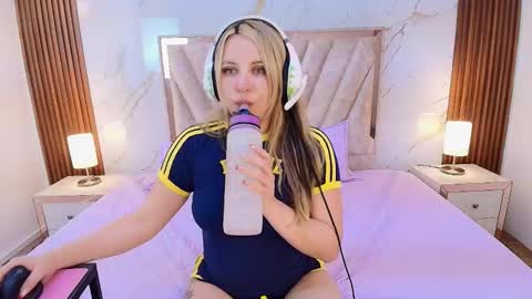 Snapshot of antonellalove_ chatting on January 5, 10:24 pm My name is Andrea thumb up me please its important online show from January 5, 10:24 pm