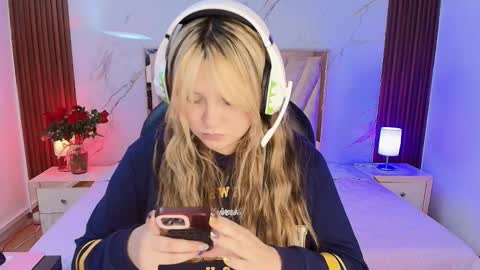 Snapshot of antonellalove_ chatting on January 17, 9:18 pm My name is Andrea thumb up me please its important online show from January 17, 9:18 pm