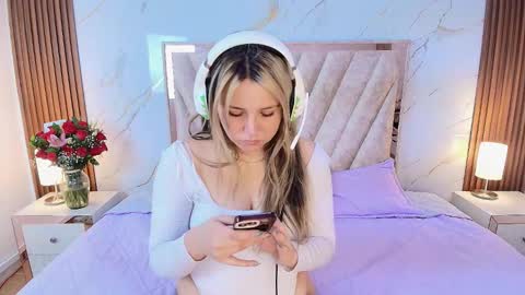 Snapshot of antonellalove_ chatting on February 19, 8:16 pm My name is Andrea thumb up me please its important online show from February 19, 8:16 pm