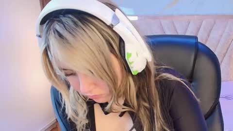 Snapshot of antonellalove_ chatting on February 20, 10:32 pm My name is Andrea thumb up me please its important online show from February 20, 10:32 pm