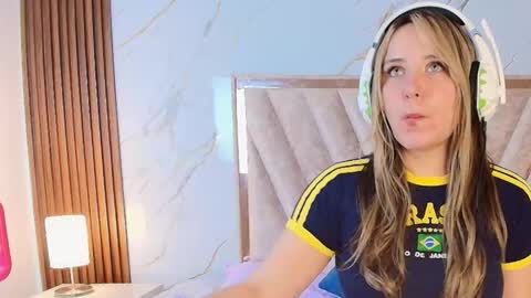 Snapshot of antonellalove_ chatting on February 24, 8:40 pm My name is Andrea thumb up me please its important online show from February 24, 8:40 pm