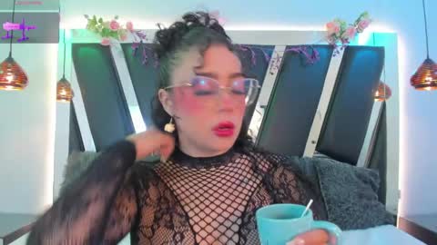 A N T O N E L L E  online show from May 24, 8:41 am