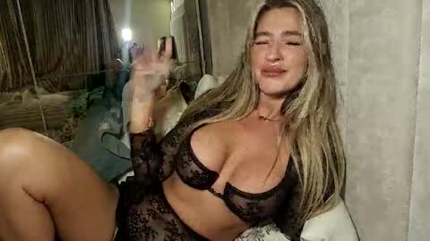 anyaknees_ online show from October 14, 9:48 pm