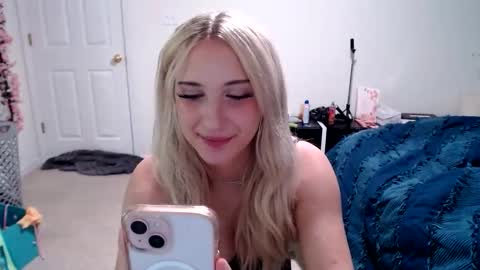 Snapshot of anyataylorrx chatting on June 10, 2:23 am Anya online show from June 10, 2:23 am