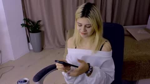 Snapshot of apheliastar chatting on November 25, 4:07 pm ApheliaStar online show from November 25, 4:07 pm