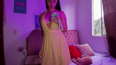 Snapshot of aphril_davis chatting on February 3, 10:00 pm Sara Model Independent online show from February 3, 10:00 pm