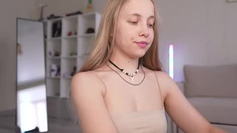 Snapshot of appr0ved_ chatting on February 24, 7:28 am REYNA next stream is 11h of Feb online show from February 24, 7:28 am