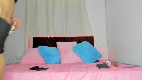 Snapshot of apriil_moon1 chatting on September 17, 3:19 am april online show from September 17, 3:19 am